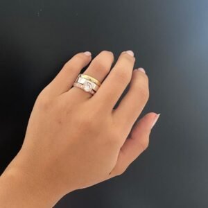 Explora la fusión de elegancia colombiana y la inspiración guatemalteca con nuestro distinguido Anillo fabricado en Colombia. Fusionando la nobleza del oro con la pureza de la plata, este anillo