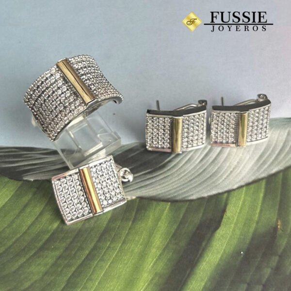 Set de Joyería Elegante Brillante con Anillo, Dije y Aretes Set de Joyería Elegante Brillante con Anillo, Dije y Aretes